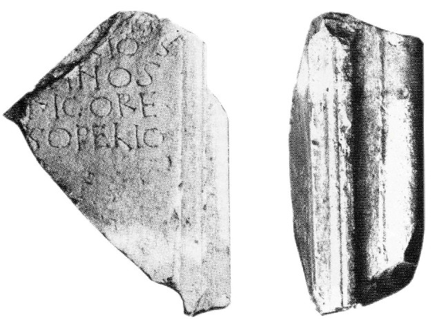 Pignan. Inscription avec la mention du consul Opelio et vue latérale droite