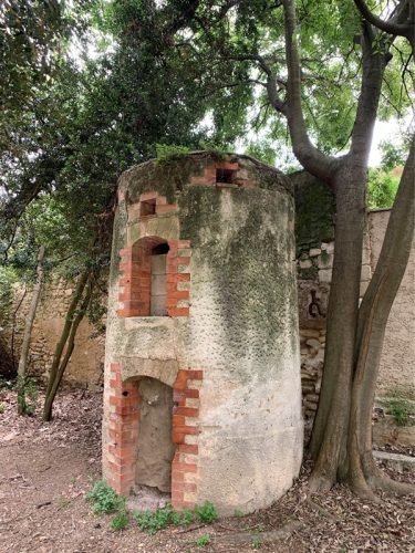 Dans le parc, le pigeonnier dans son état actuel (2023)