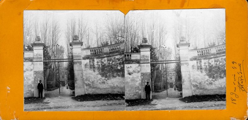 Portail d’entrée du XVIIIe siècle ouvrant sur l’allée principale (couple stéréophotographique (18 janvier 1899)