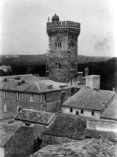 La tour du château en fin de chantier en 1896 ; un échafaudage est encore en place sur la face nord de la tour