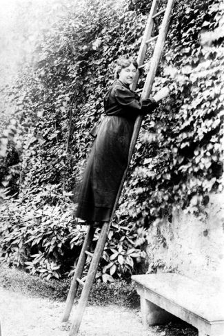 Mme P. Manse, née Marie de Cabissole au travail dans le parc (non datée)