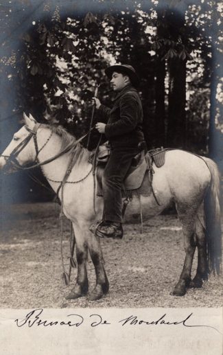 Bernard de Montaud-Manse sur son cheval Sultan dans le parc du château. Carte postale non datée