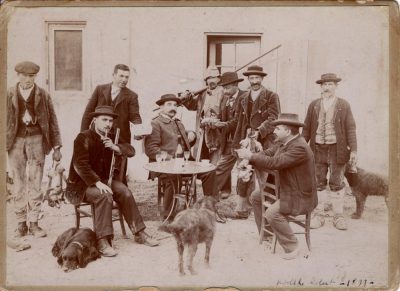 Retour de chasse, dans la cour de la ferme du château en 1899. Léon Manse assis à gauche