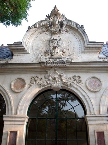 L’orangerie, porte principale surmontée d’un tympan daté et orné de l’initiale des Manse et du buste de Madame P. Manse (1994)
