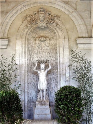 A l’intérieur de l’orangerie, fontaine portée par la statue de Léon, fils défunt, et surmontée du buste de Madame P. Manse (1994)