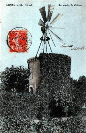 Le moulin, tour surmontée d’un belvédère et d’une éolienne. Carte postale de 1908