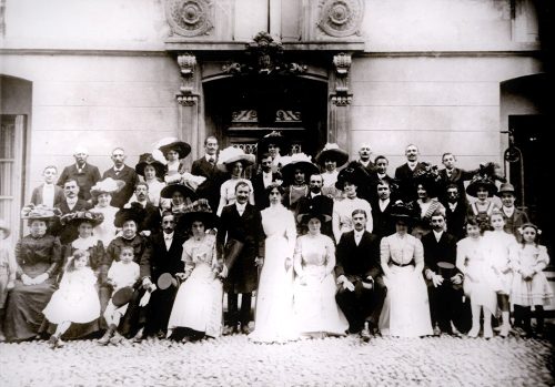 Photo de mariage devant l’entrée du château (années 1910)