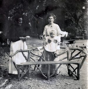 Paul Manse dans les bras de sa mère (8 août 1911)