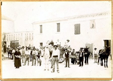Le personnel du château dans la cour de la ferme (années 1890)