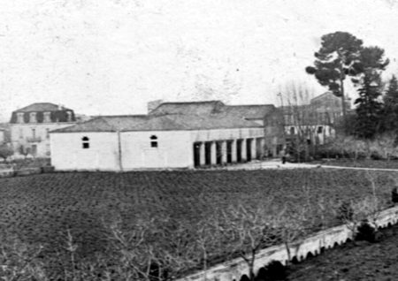Le nouveau chai en lisière du vignoble du Clos Vieux ; au premier plan l’aqueduc (1898)