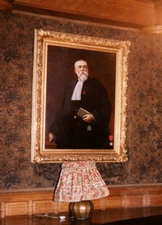 Photo du portrait de Paul Manse dans le salon vert du château, avant sa vente (1987)